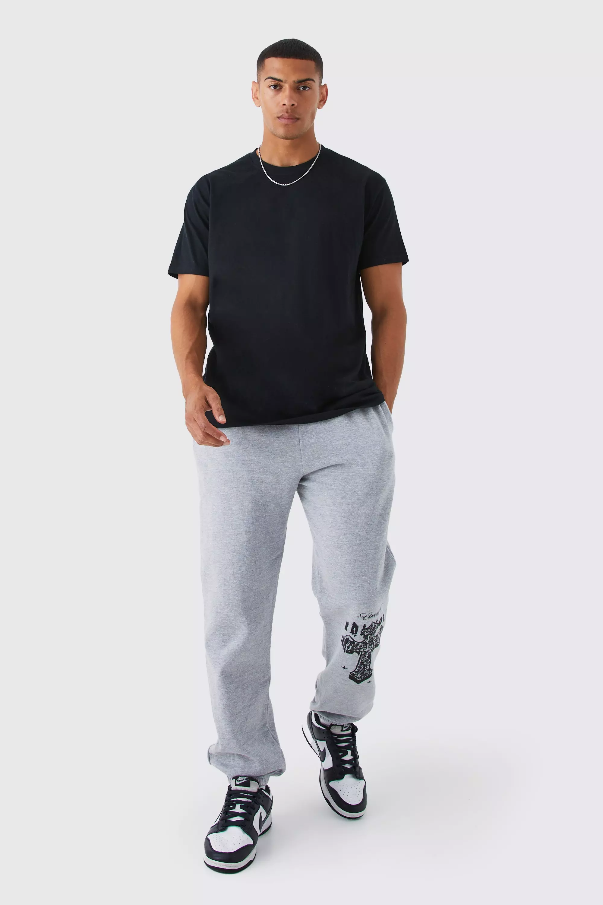 Grey sweatpants and black shirt new arrivals